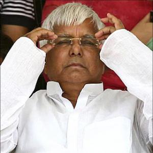 Lalu drinks 'poison', agrees to Nitish as CM candidate
