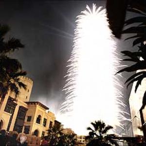 Dazzling fireworks light up world's tallest tower