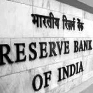 Cut bank CEOs' pay for poor show: RBI