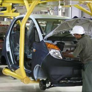 India's manufacturing sector falls in Sep: HSBC