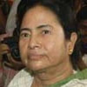 Govt should keep off land acquisition: Mamata
