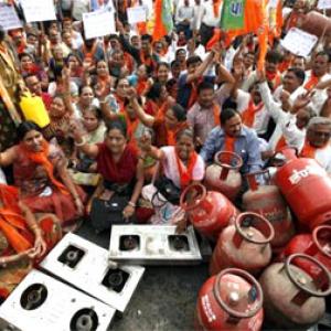 Earn Rs 6 lakh/year? Pay Rs 642 for LPG cylinder