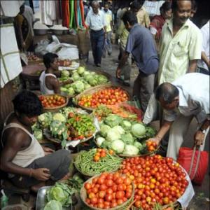 Govt can't control food prices, accepts FinMin adviser