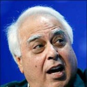 Quality of IIT faculty: Sibal diagrees with Ramesh