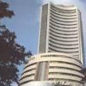 Sensex pares gains as sentiment turns sour