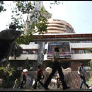 Sensex falls 200 pts after RBI keeps rates unchanged