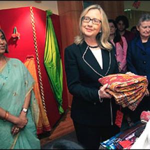 Clinton, Mamata discuss FDI in retail