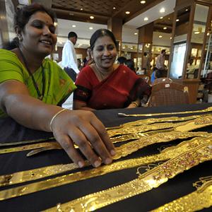 Gold tumbles by Rs 360, silver by Rs 550