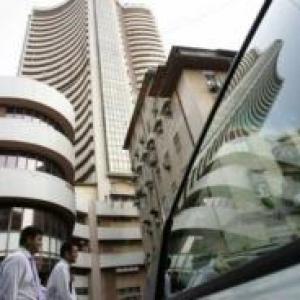 Bank, realty stocks fall after RBI leaves rates on hold