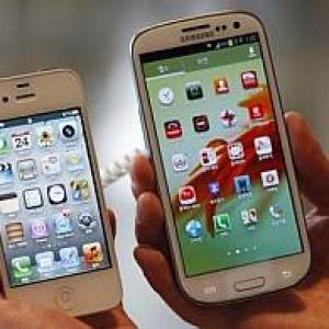 Samsung takes more smartphone market share from Apple