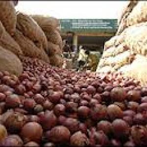 Onion prices remain high at up to Rs 70/kg