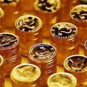 Gold falls further by Rs 130 on weak global cues