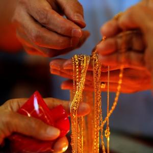 Gold rises on positive global cues, jewellers buying