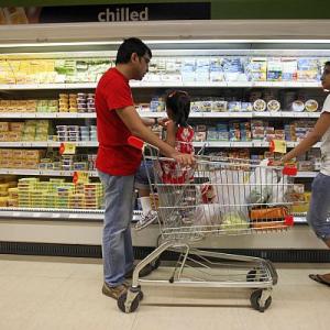 Major grocery retailers' sales rise, losses continue