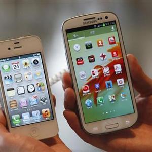 US panel backs Samsung, bans older iPhones, iPads