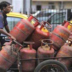 Aadhaar not mandatory for LPG subsidy: Moily