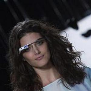 Facebook, Twitter apps come to Google Glass