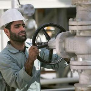 India pushes Iran to accept rupee for all crude oil