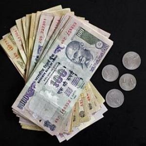 Rupee gives up early gains, ends four paise down at 61.27