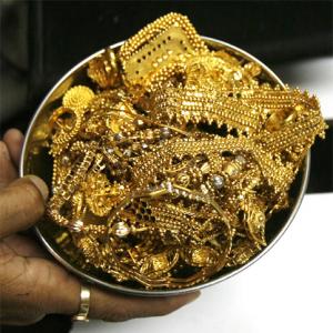 Govt hikes import tariff on gold, silver