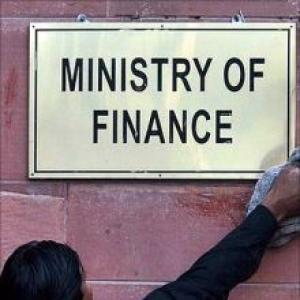 Fitch meets FinMin officials to discuss the country's rating