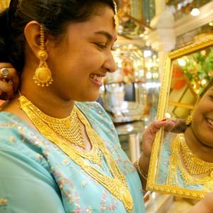 Gold prices recover on seasonal demand, global cues