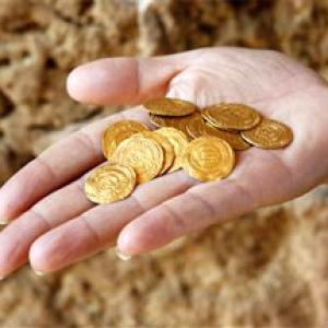 Gold traders urged to curb sale of coins