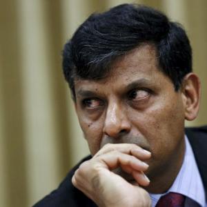 Rajan leaves rates unchanged; asks banks to lower rates