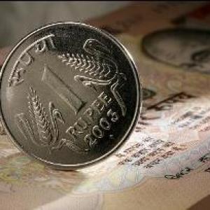 Fiscal deficit, low income constrain India's rating: S&P