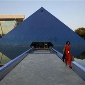 FIIs, promoters pare stake in Infosys in Dec quarter