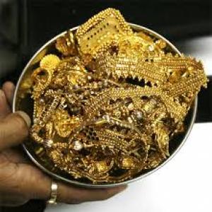 Gold import may fall as dealers sell at discount
