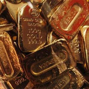 As prices fall, bullion dealers restock gold