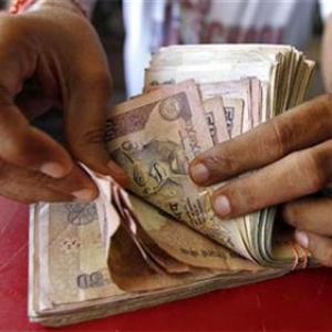 Rupee falls for 4th day vs dollar, eases 2 paise