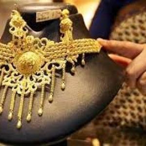 Gold prices plunge by Rs 185 on global cues