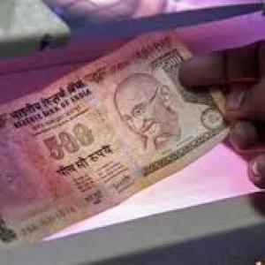 Rupee falls 5 paise against dollar, ends at 61.92