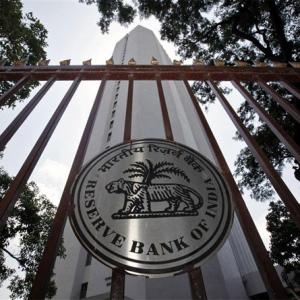 3 economists, one bank chief in fray to replace Rajan