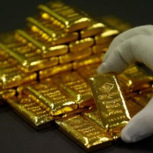 Gold hits over 6-year high of Rs 32,625 on festive buzz