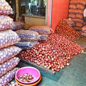 Farmers' protest over onion stock leads to price fall