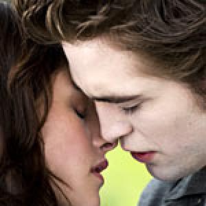 New Moon: Bad reviews but great opening