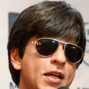 SRK's embarrassing moment at London airport