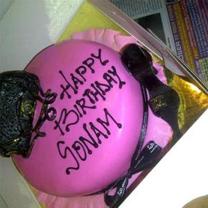 Sonam Kapoor's fashionable birthday cake