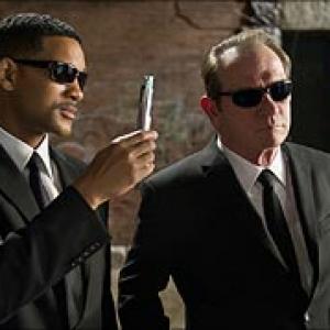 Review: Solid actors play it silly in Men In Black 3