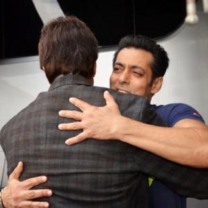 Photo: Amitabh Bachchan hugs Salman Khan!