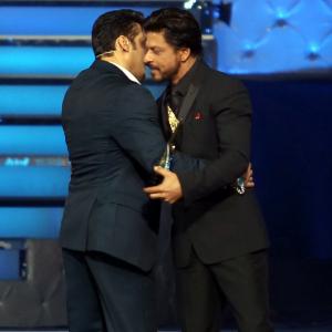 PIX: Salman, Shah Rukh hug at Star Guild Awards