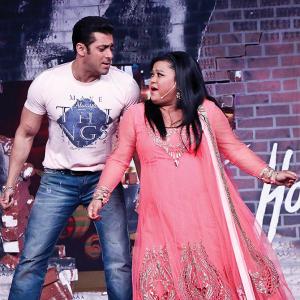 PIX: Bharti serenades Salman at Mirchi Top 20