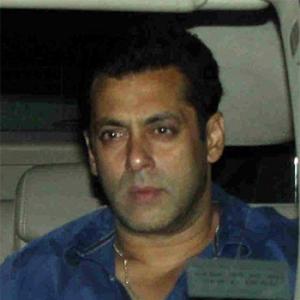 PIX: Salman Khan attends Baba Siddique's Iftar party