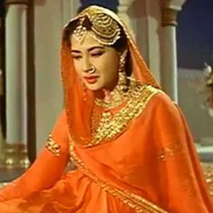 Quiz: Who romanced Meena Kumari in Pakeezah?