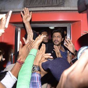 1 dead in stampede after SRK fans mob Vadodara station