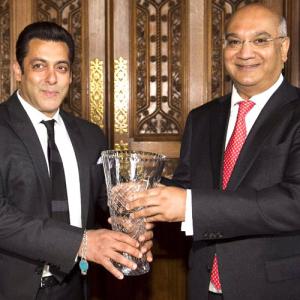 PIX: British award for Salman