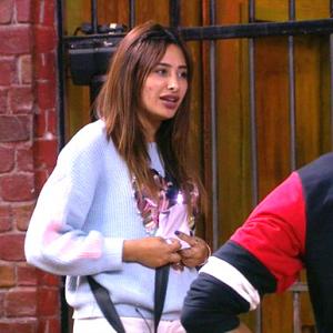 Bigg Boss 13: Rashami turns joker!